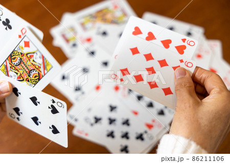 ババ抜きをするシニア女性 ババ抜きをするシニア女性 86211106