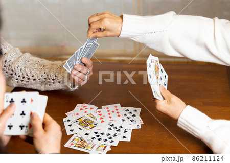 ババ抜きをするシニア女性 86211124