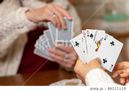 ババ抜きをするシニア女性 ババ抜きをするシニア女性 86211129