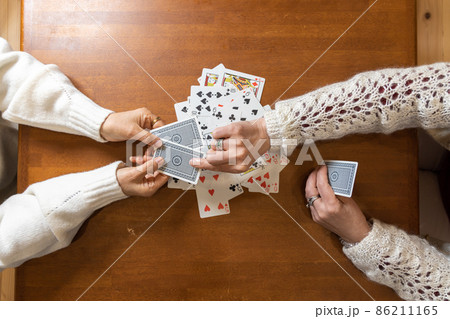 ババ抜きをするシニア女性 86211165