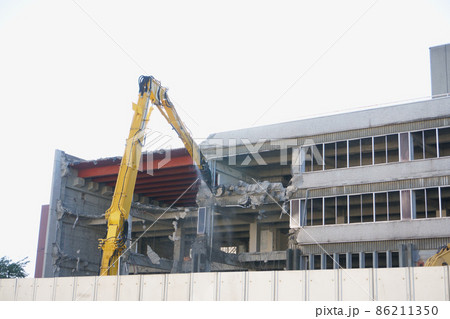 老朽化した公共建造物の解体作業をする重機 老朽化した公共建造物の解体作業をする重機 86211350