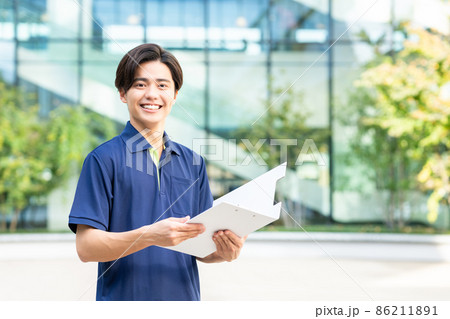 若い男性の介護スタッフ 撮影協力「LINK FOREST」 若い男性の介護スタッフ 撮影協力「LINK FOREST」 86211891