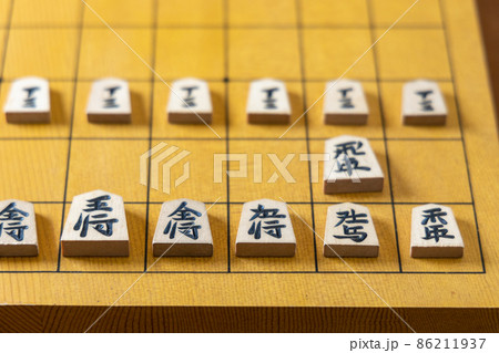 将棋盤と並べてある将棋の駒 将棋盤と並べてある将棋の駒 86211937