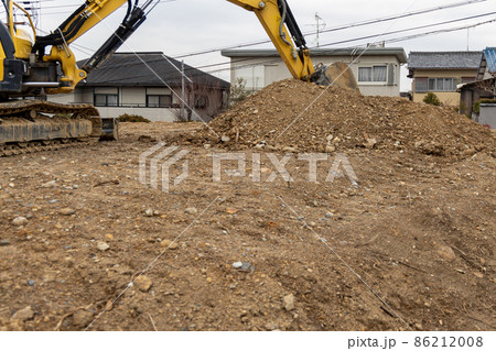 家の建て替えでショベルカーで更地にした土地 86212008