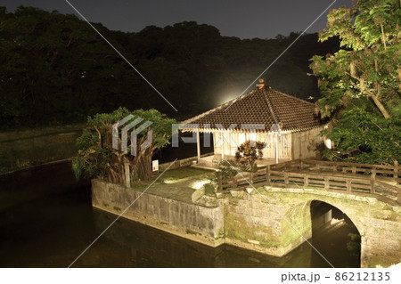 首里城公園 弁財天堂と円鑑池 沖縄県那覇市 86212135