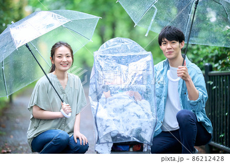 雨の日に散歩する家族 雨の日に散歩する家族 86212428