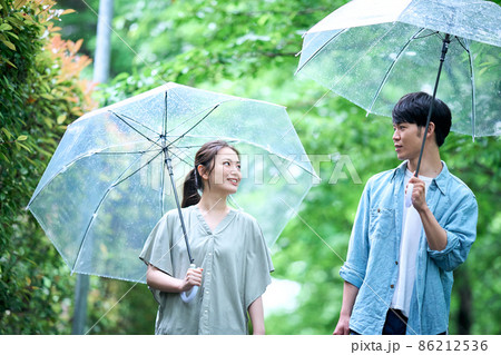 雨の日に新緑を歩くカップル 雨の日に新緑を歩くカップル 86212536