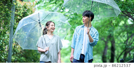 雨の日に新緑を歩くカップル 雨の日に新緑を歩くカップル 86212537