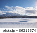 冬の羊蹄山と雪原 86212674
