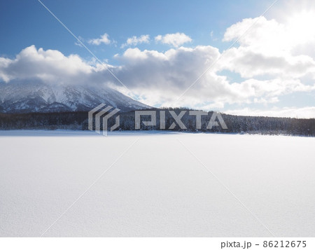 冬の羊蹄山と雪原 86212675