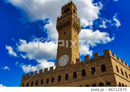 青空に映えるフィレンツェの市庁舎 86212870
