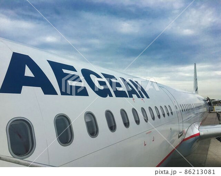 沖止めのエーゲ航空をタラップから乗り込む 沖止めのエーゲ航空をタラップから乗り込む 86213081