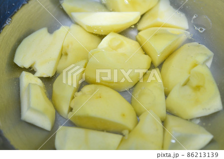 じゃがいもを水にさらして変色防止 86213139