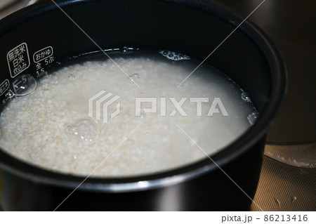炊飯器にお米を入れれば 86213416
