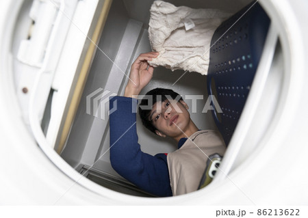 洗濯をするかっこいい男性 86213622