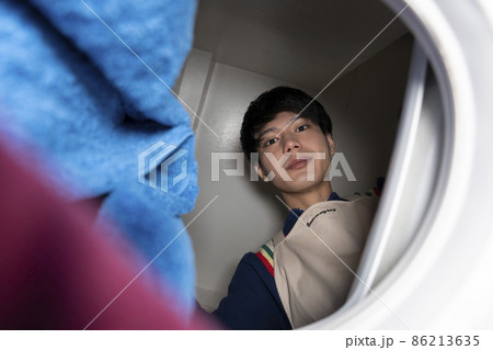 洗濯をするかっこいい男性 86213635
