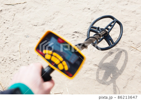 metal detector in action 86213647