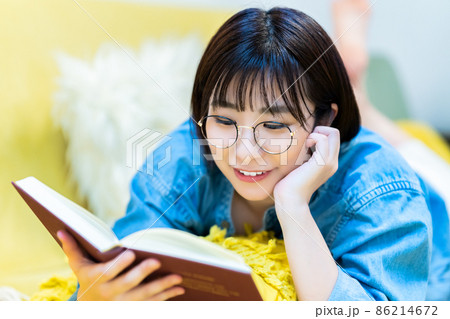 ソファで寝転んで読書する女性 ソファで寝転んで読書する女性 86214672