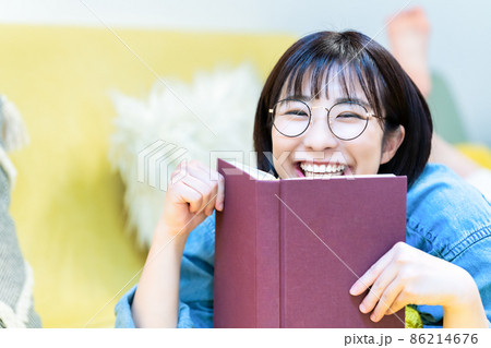 ソファで寝転んで読書する女性 ソファで寝転んで読書する女性 86214676