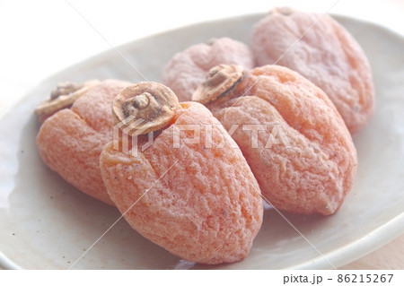 皿にのった干し柿 86215267