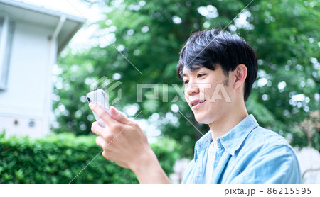 スマホを操作する男性 86215595