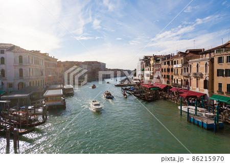 Canal Grande view from Rialto bridge, Venice. 86215970