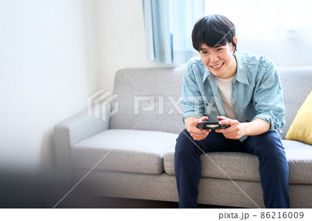 自宅でゲームをする男性 自宅でゲームをする男性 86216009
