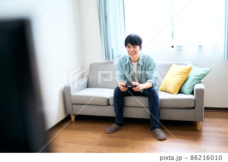 自宅でゲームをする男性 自宅でゲームをする男性 86216010
