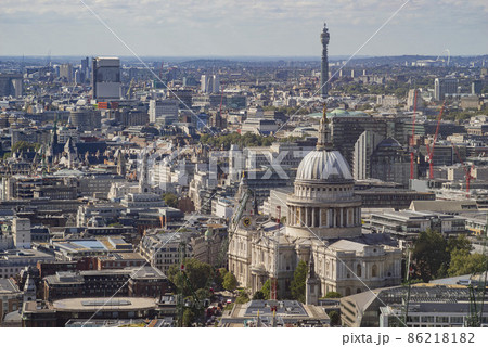 High angle view of the famous St. Paul's Cathedral and cityscape High angle view of the famous St. Paul's Cathedral and cityscape 86218182