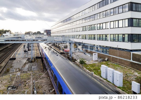 Overcast view of Train and resident building 86218233
