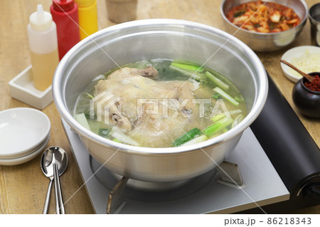 タッカンマリ(韓国丸鶏の水炊き、洗面器のような鍋で登場) タッカンマリ(韓国丸鶏の水炊き、洗面器のような鍋で登場) 86218343