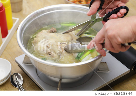 タッカンマリ(ハサミで丸鶏をカット中) 86218344