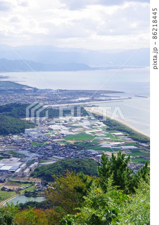 香川県観音寺市 稲積山から有明浜・瀬戸内海・四国中央市方面を望む 香川県観音寺市 稲積山から有明浜・瀬戸内海・四国中央市方面を望む 86218445