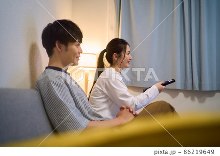 夜テレビを見るカップル 夜テレビを見るカップル 86219649