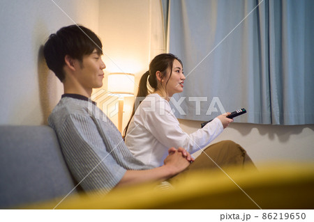 夜テレビを見るカップル 夜テレビを見るカップル 86219650
