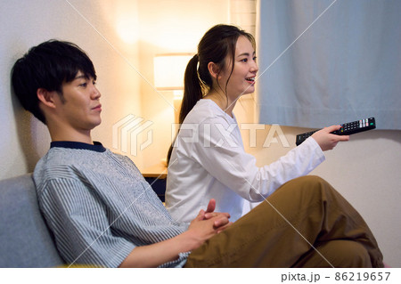 夜テレビを見るカップル 夜テレビを見るカップル 86219657