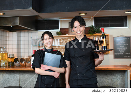 飲食店(レストラン)で働くアジア人の男女(カメラ目線) 飲食店(レストラン)で働くアジア人の男女(カメラ目線) 86219823