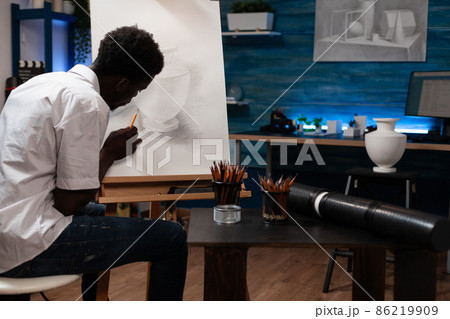 Young painter sketching vase making shadows 86219909