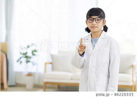 リビングに立つ白衣の女の子 リビングに立つ白衣の女の子 86220335