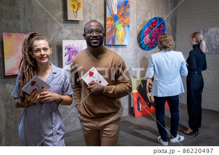 Young couple visiting exhibition in gallery Young couple visiting exhibition in gallery 86220497