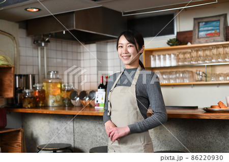 カフェ（飲食店）で働くアジア人の女性の店員 86220930