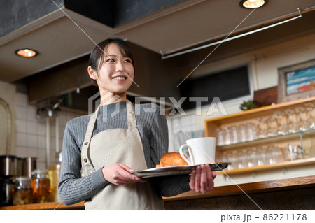 カフェ（飲食店）で働くアジア人の女性の店員 86221178