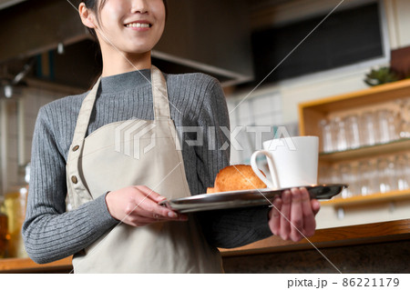 カフェ（飲食店）で働くアジア人の女性の店員 86221179