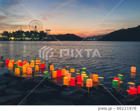 夏の観覧車と灯篭 夏の観覧車と灯篭 86221976