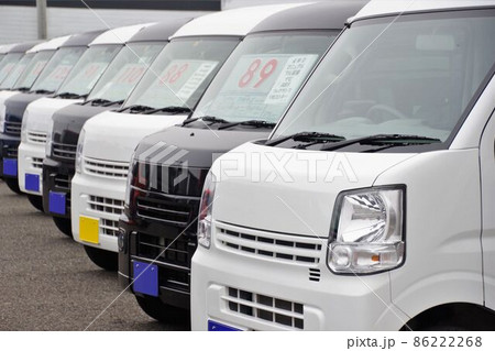 自動車イメージ　販売店に並ぶ車　軽バン 86222268