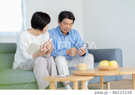 ミドル夫婦　団欒　ミドル男性　ミドル女性 86223238