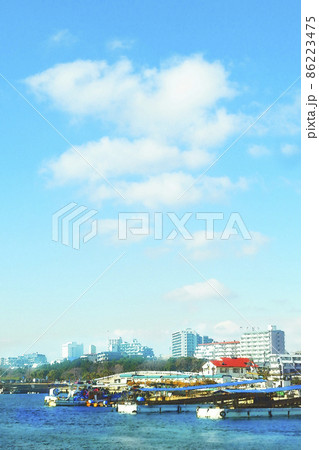 神戸の街風景 カラフルな漁港 86223475