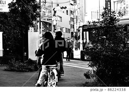 モノクローム　散歩風景　歩道の自転車　街中の歩道を自転車が通る　無理が通る　世の中の矛盾　 86224338