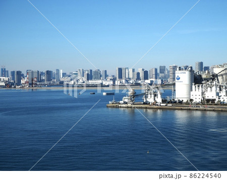 晴れた日の東京湾の工業地帯 86224540