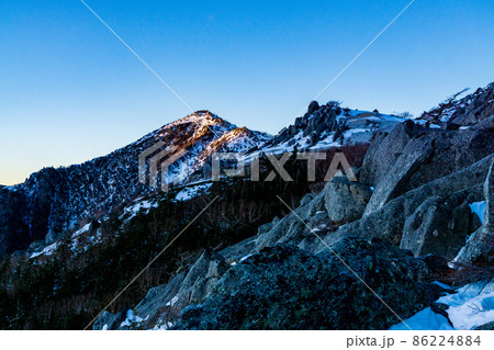 砂払岳から薬師岳をのぞむ　夕暮れ時 86224884